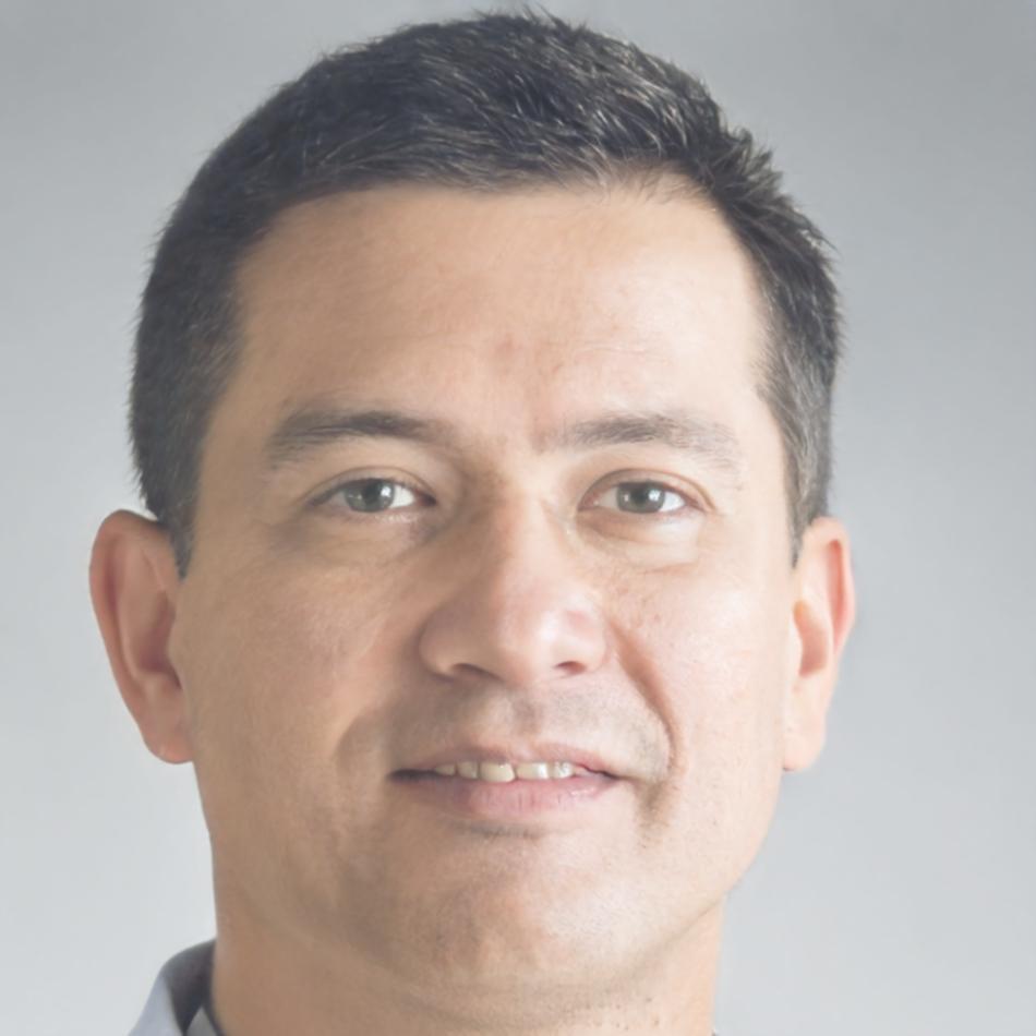 Retrato profesional de Rubén Valverde, especialista en análisis financiero