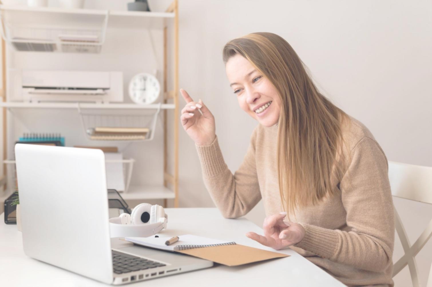 Escritorio con múltiples herramientas de análisis financiero en pantallas